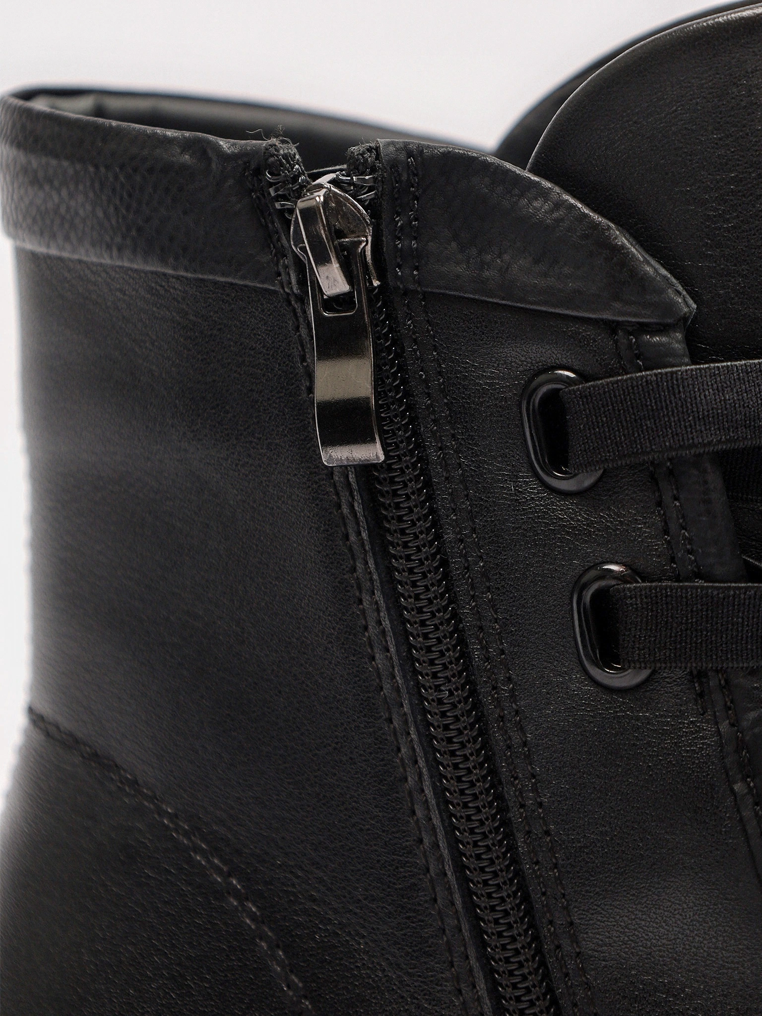 Ботинки черного цвета на среднем каблуке